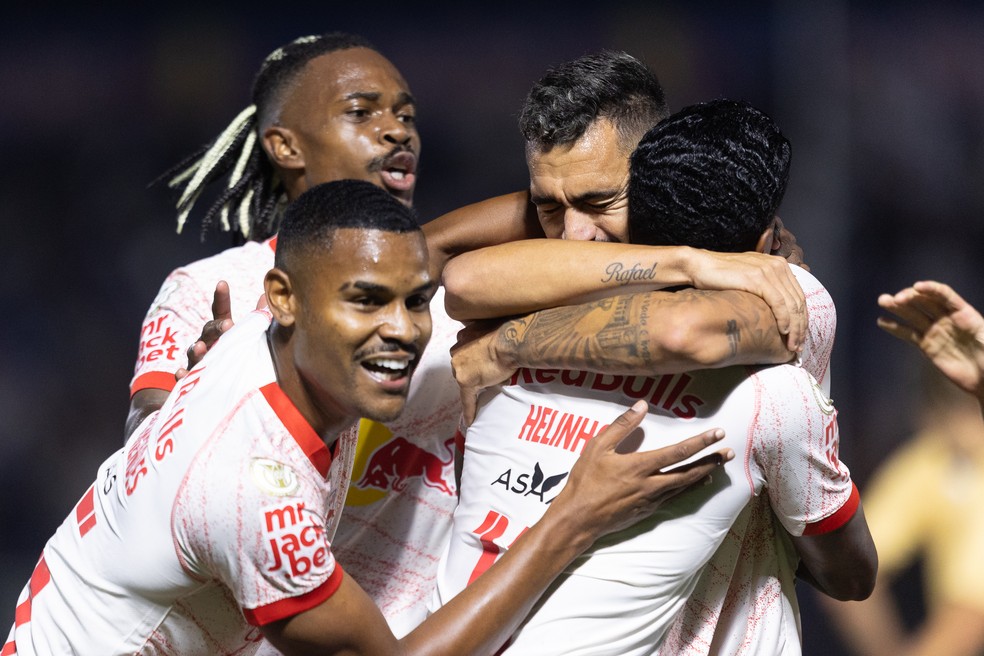 Raul, jogador do Bragantino, comemora seu gol durante partida contra o Athletico-PR — Foto: Fabio Moreira Pinto/AGIF