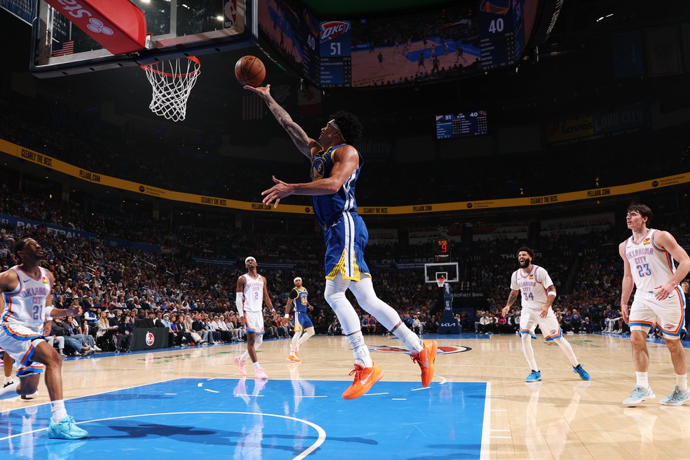 Gui Santos anota duplo-duplo e bate maior pontuação da carreira contra atuais campeões da NBA