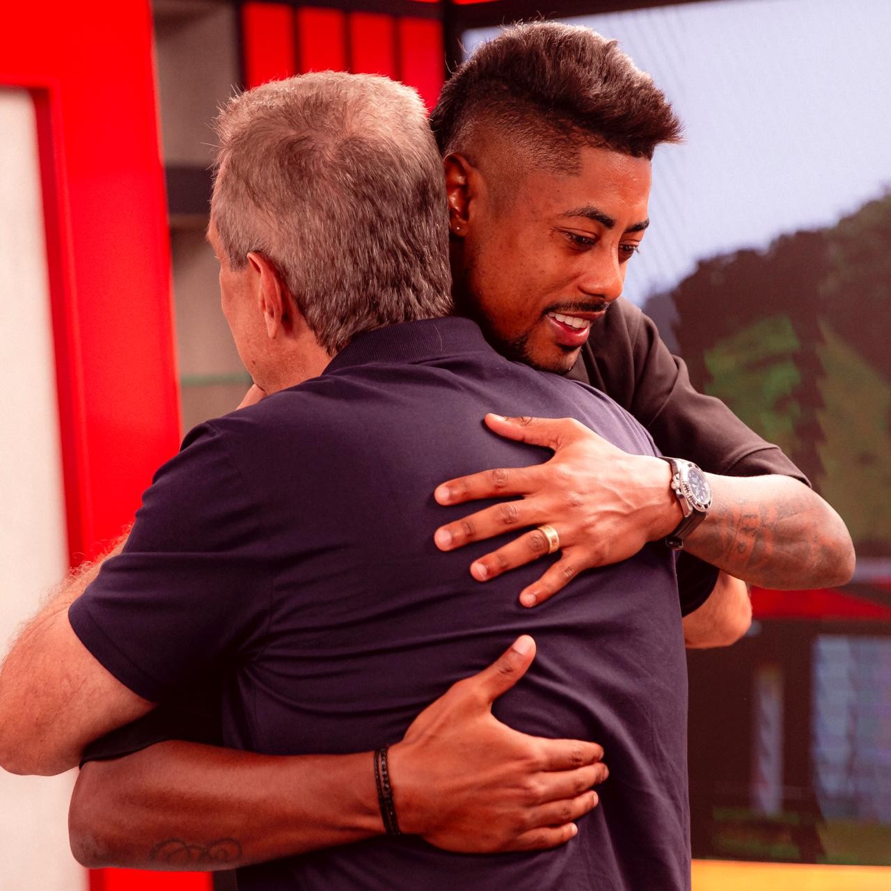 Flamengo Prestigia Bruno Henrique com Busto em Reconhecimento à sua Trajetória