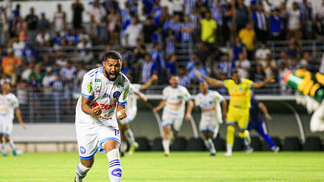 Guto comemora o gol da classificação do Iguatu contra o CSA
