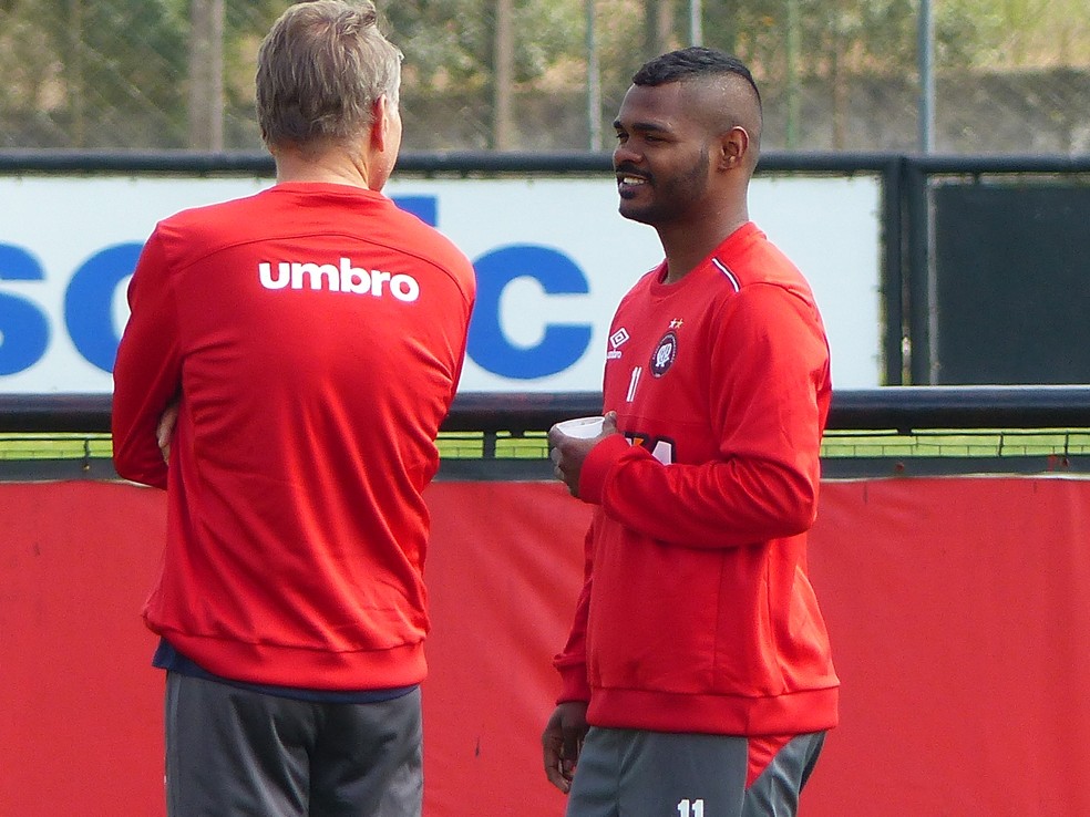 Paulo Autuori e Nikão trabalharam juntos no Atlético-PR — Foto: Monique Silva
