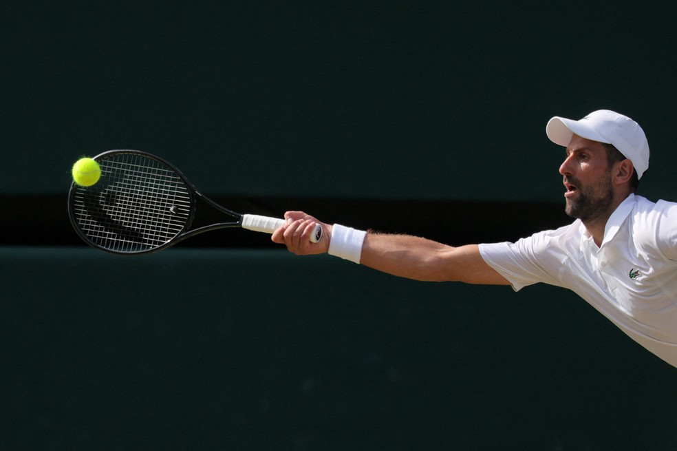 Djokovic em ação pelas oitavas de final de Wimbledon 2026 — Foto: Reuters