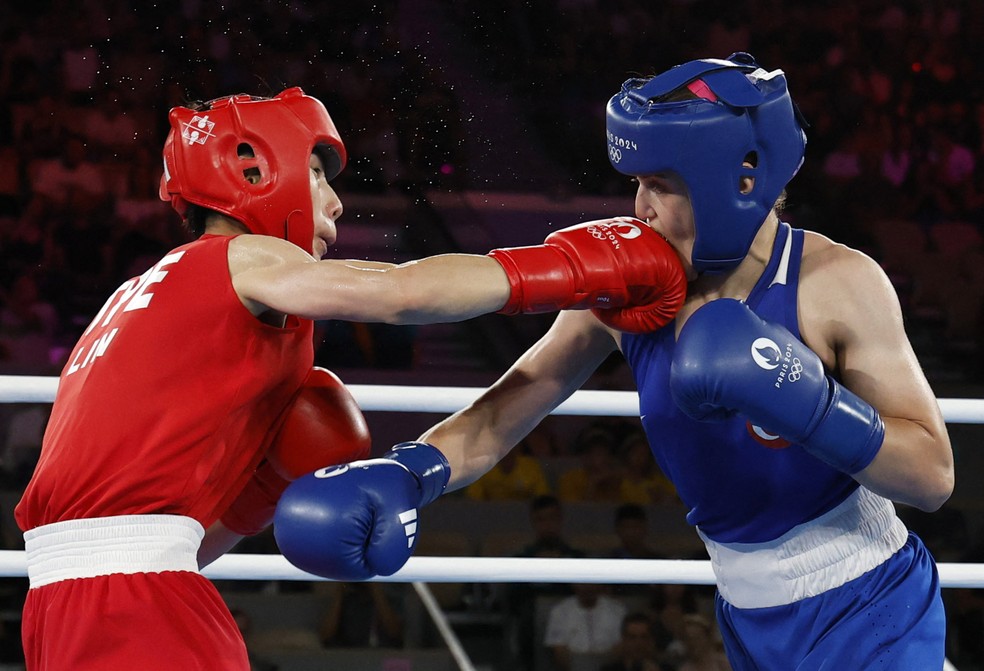Lin Yu Ting (esq.) acerta golpe em Esra Yildiz Kahrama (dir.) na semifinal do boxe — Foto: REUTERS/Peter Cziborra