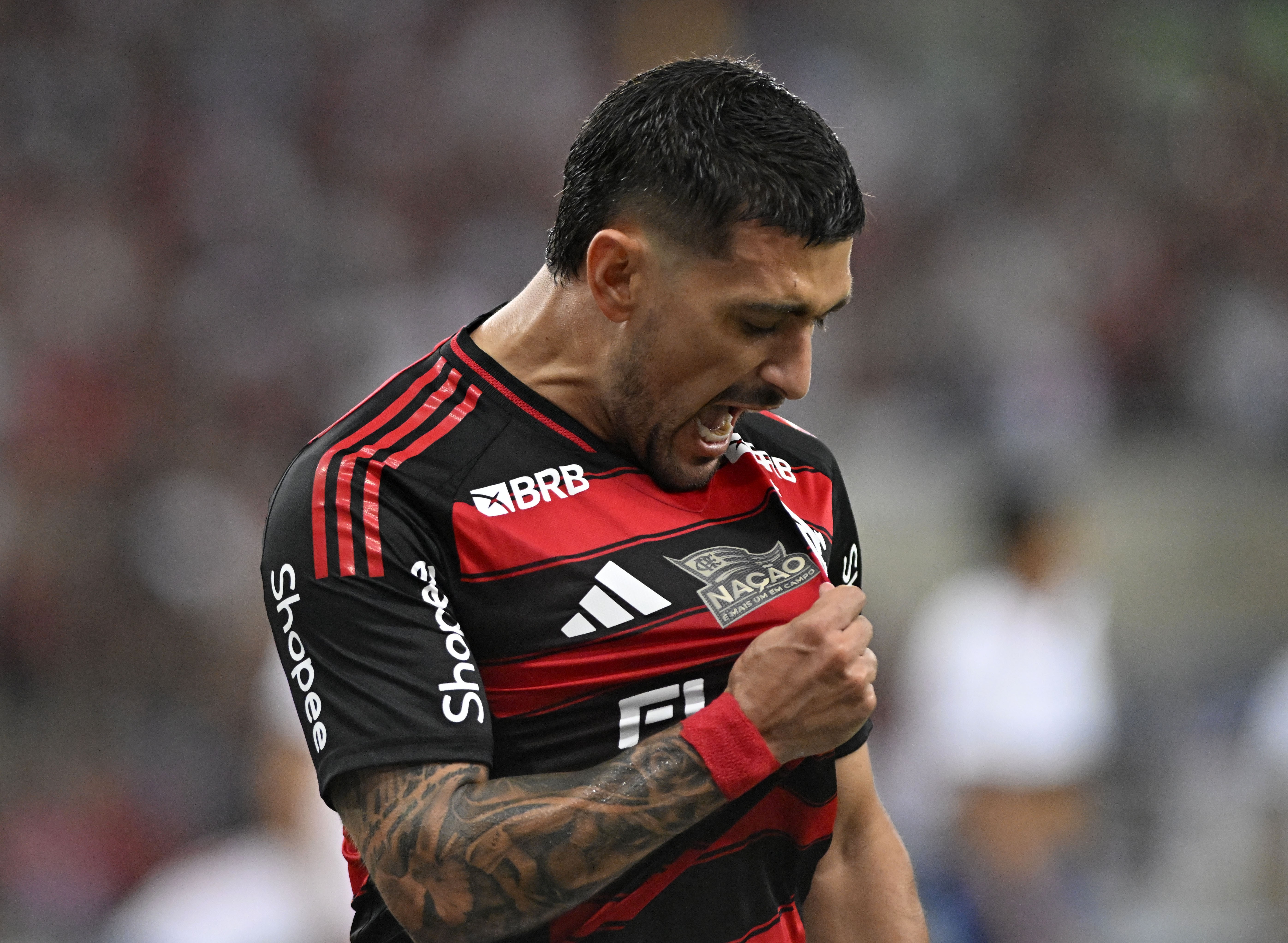 Flamengo retoma bom nível e dorme na liderança