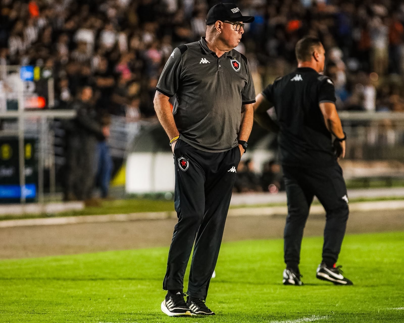 Torcida do Botafogo-PB arremessa objetos após derrota para o Floresta no estádio Almeidão
