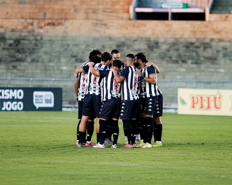 Jogadores do Botafogo-PB durante treinamento para a Série C