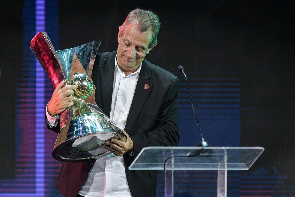 Bap, presidente do Flamengo, com a taça de campeão brasileiro — Foto: Staff Images/CBF