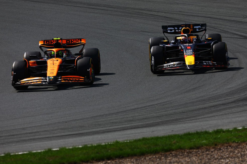 Lando Norris ultrapassa Max Verstappen no GP da Holanda de F1 em 2024 — Foto: Mark Thompson/Getty Images