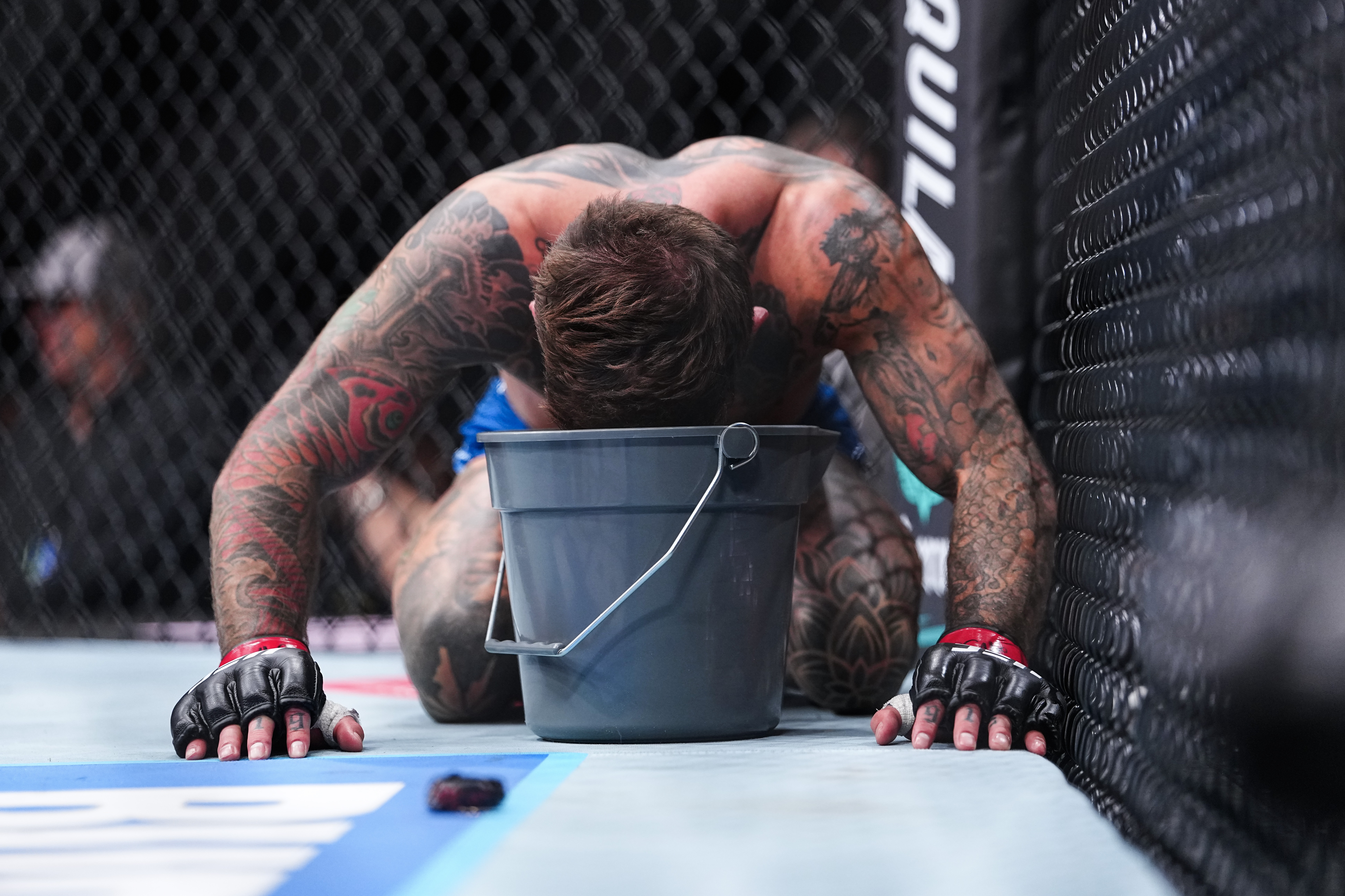 Ex-campeão do UFC vomita no octógono após sofrer golpe baixo