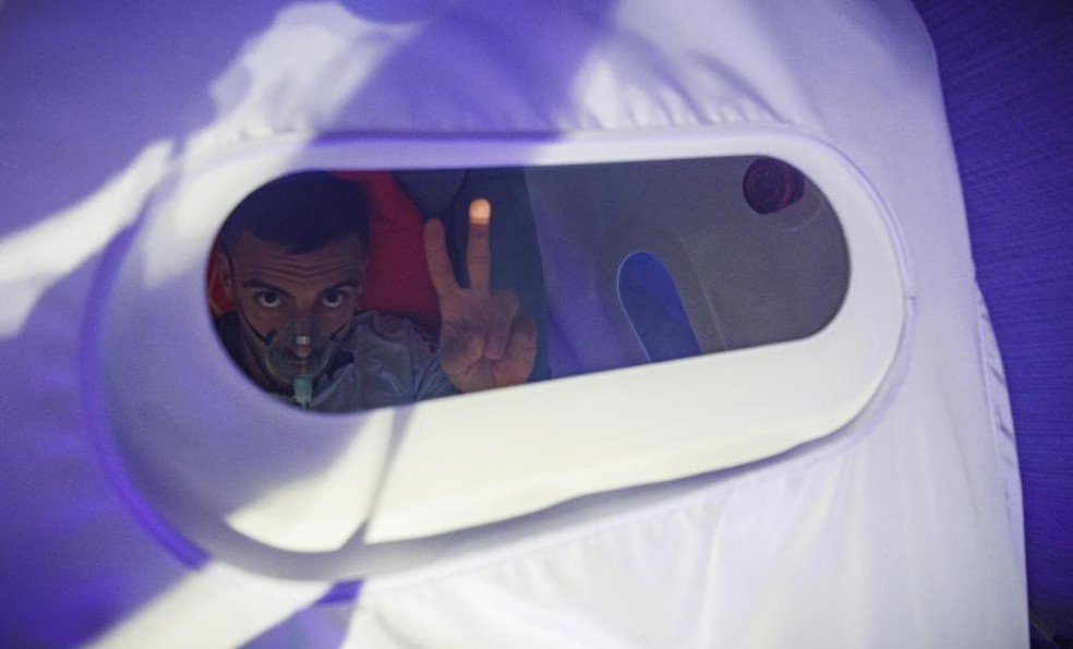 Jogador da Espanha em c&aacute;psula de recupera&ccedil;&atilde;o &mdash; Foto: RFEF