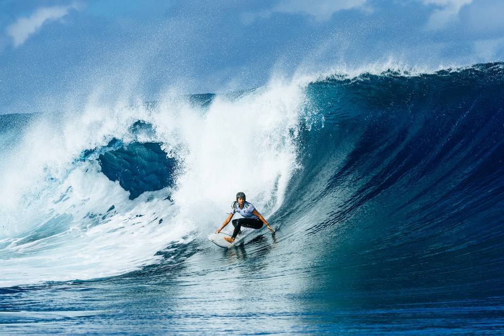 Luana Silva em ação nesta sexta, em Teahupoo — Foto: Brent Bielmann/World Surf League