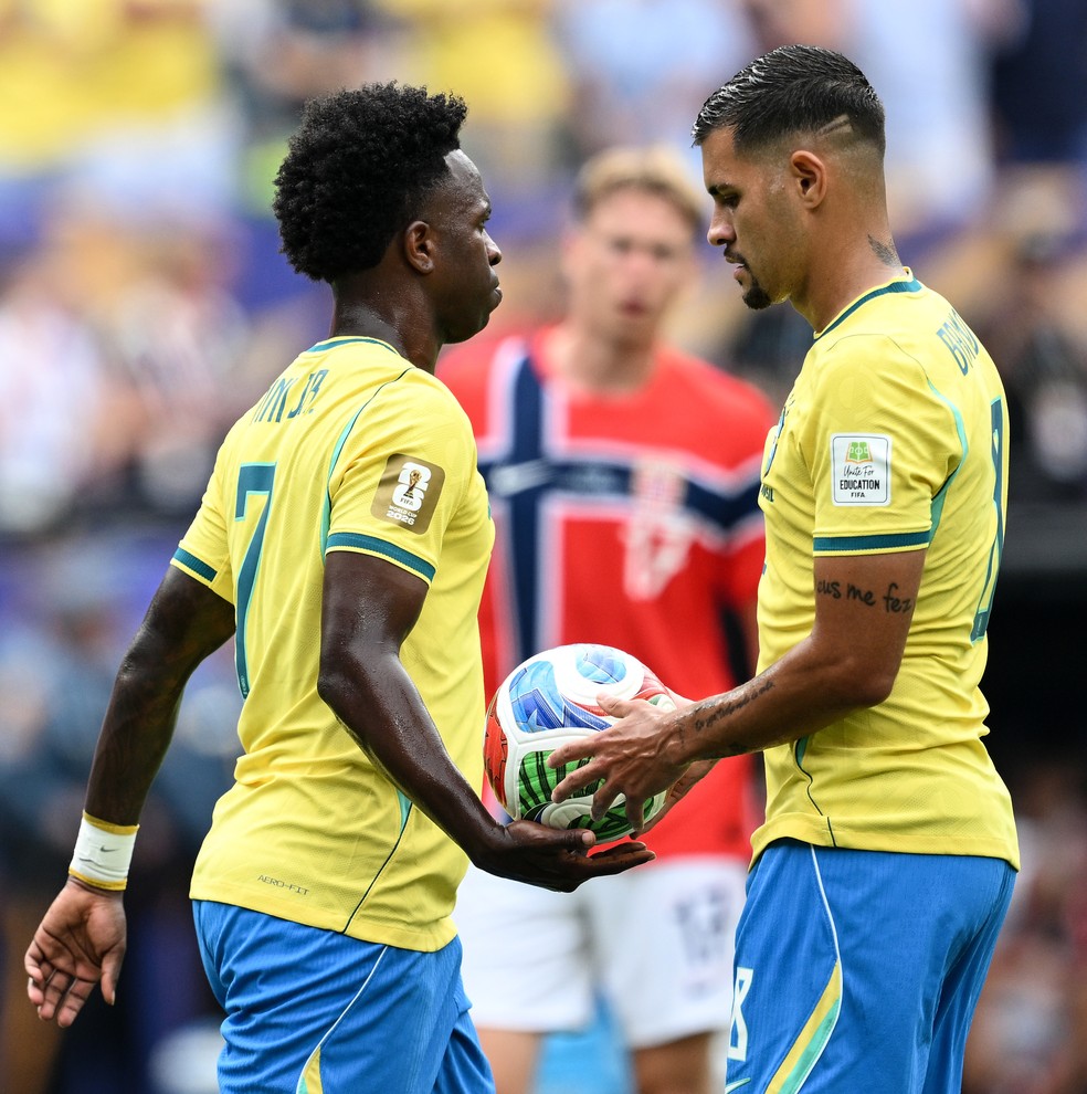 Vini Jr Vinicius Junior entrega bola para Bruno Guimarães bater pênalti em Brasil x Noruega — Foto: Image Photo Agency/Getty Images