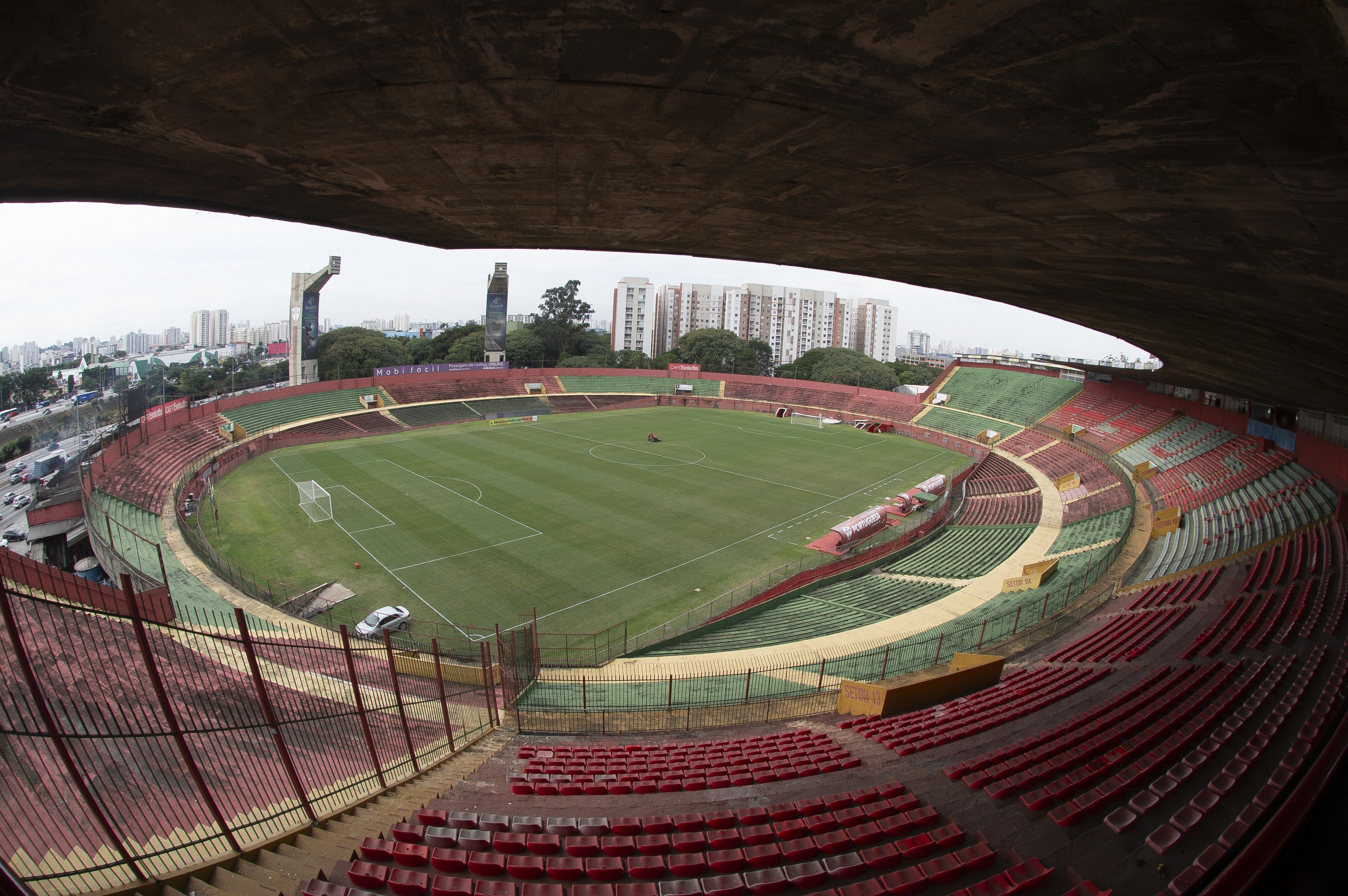 Estádio do Canindé com torcedores da Portuguesa na arquibancada