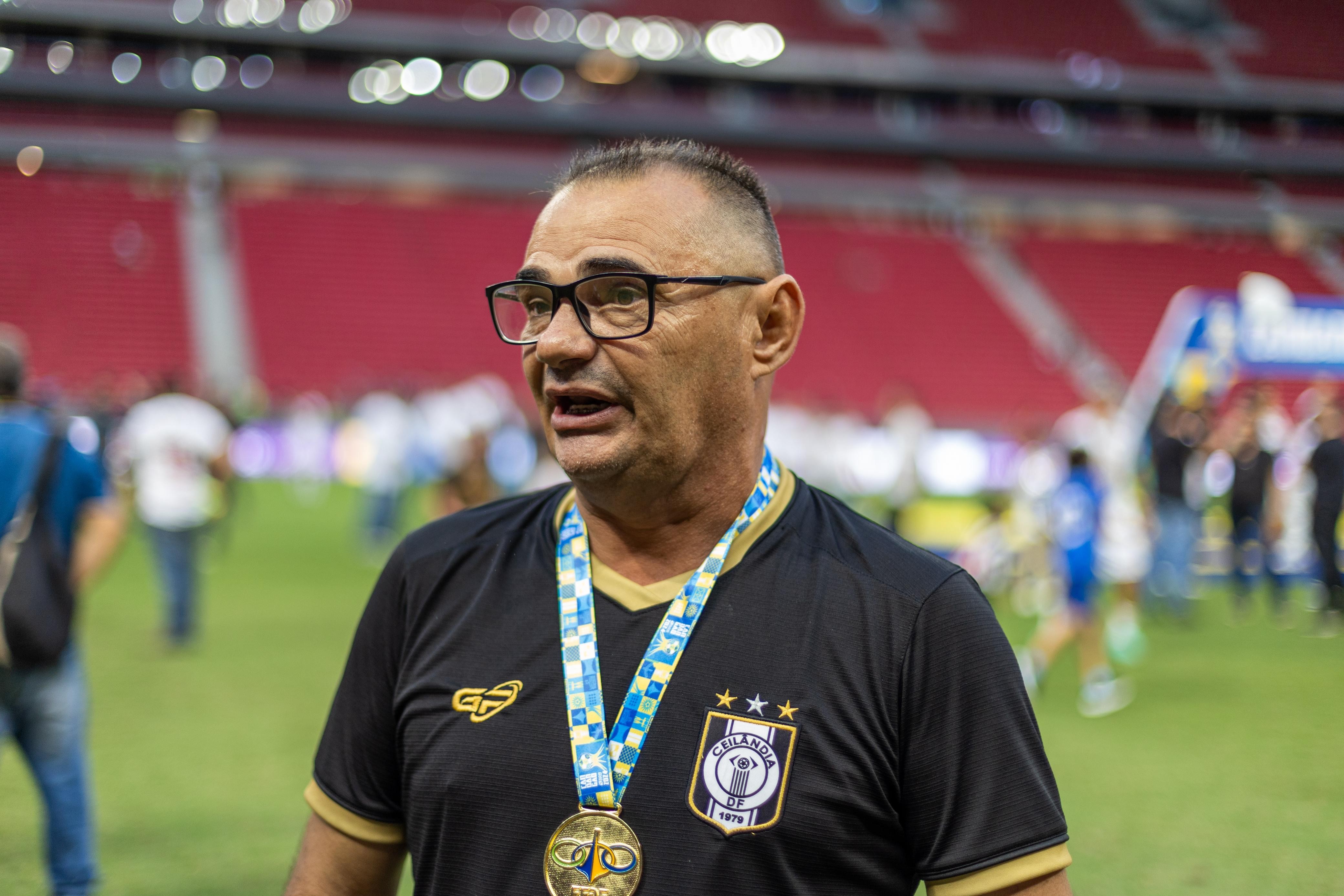 Ceilândia anuncia a saída do técnico Adelson de Almeida