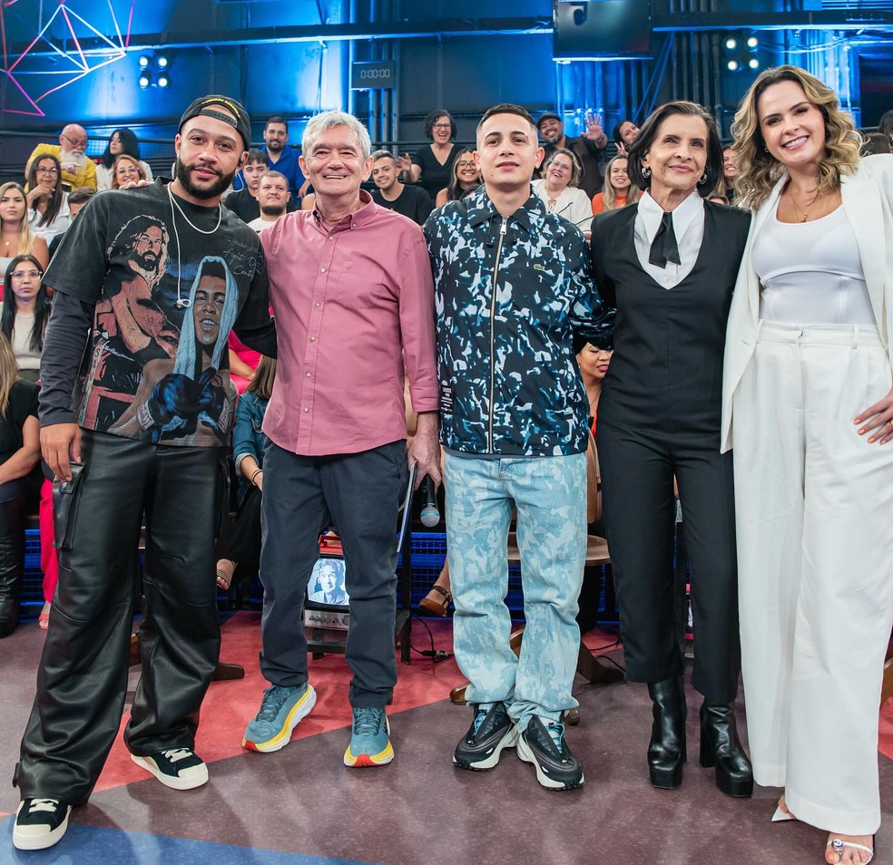 Memphis Depay, Serginho Groisman, MC Hariel, Marina Lima e Ana Paula Renault em gravação do Altas Horas — Foto: Toscani Dohou/ TV Globo