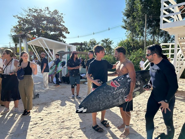 Surfe: Italo Ferreira e ator de Thor surfam juntos em piscina de ondas