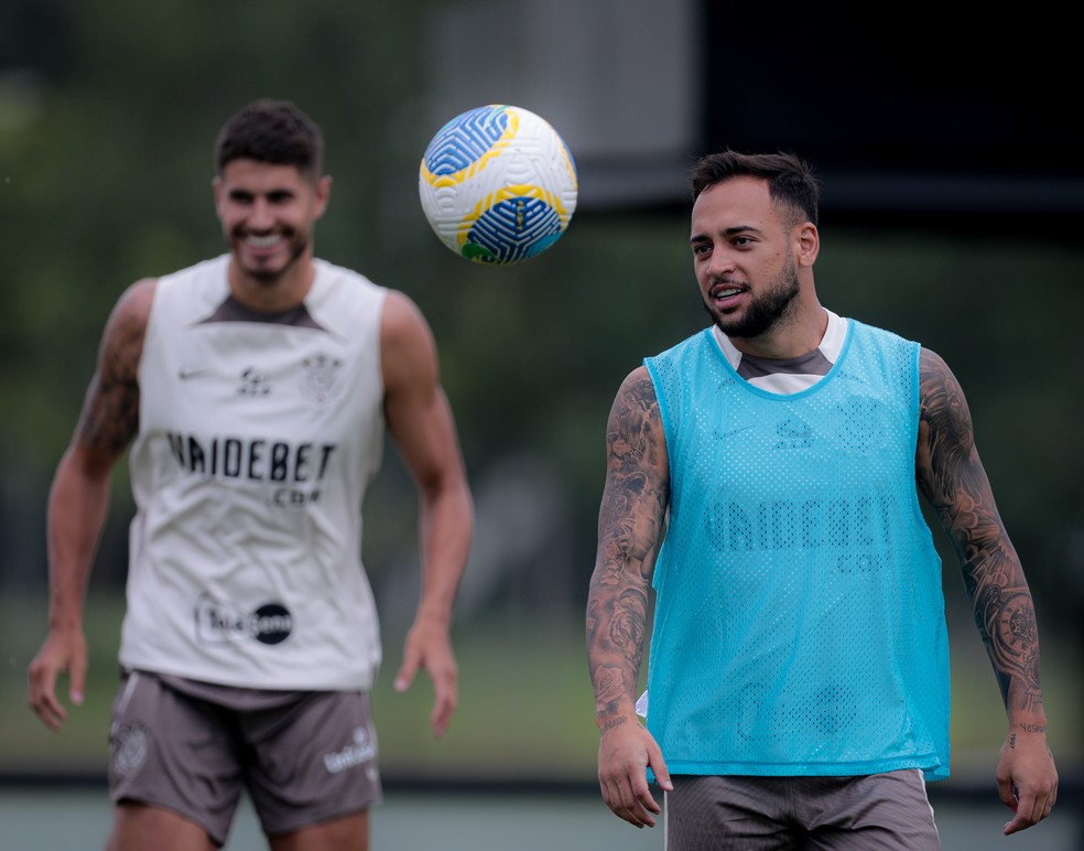 Maycon também esteve em campo para trabalhar com bola no Corinthians — Foto: Rodrigo Coca/Ag. Corinthians