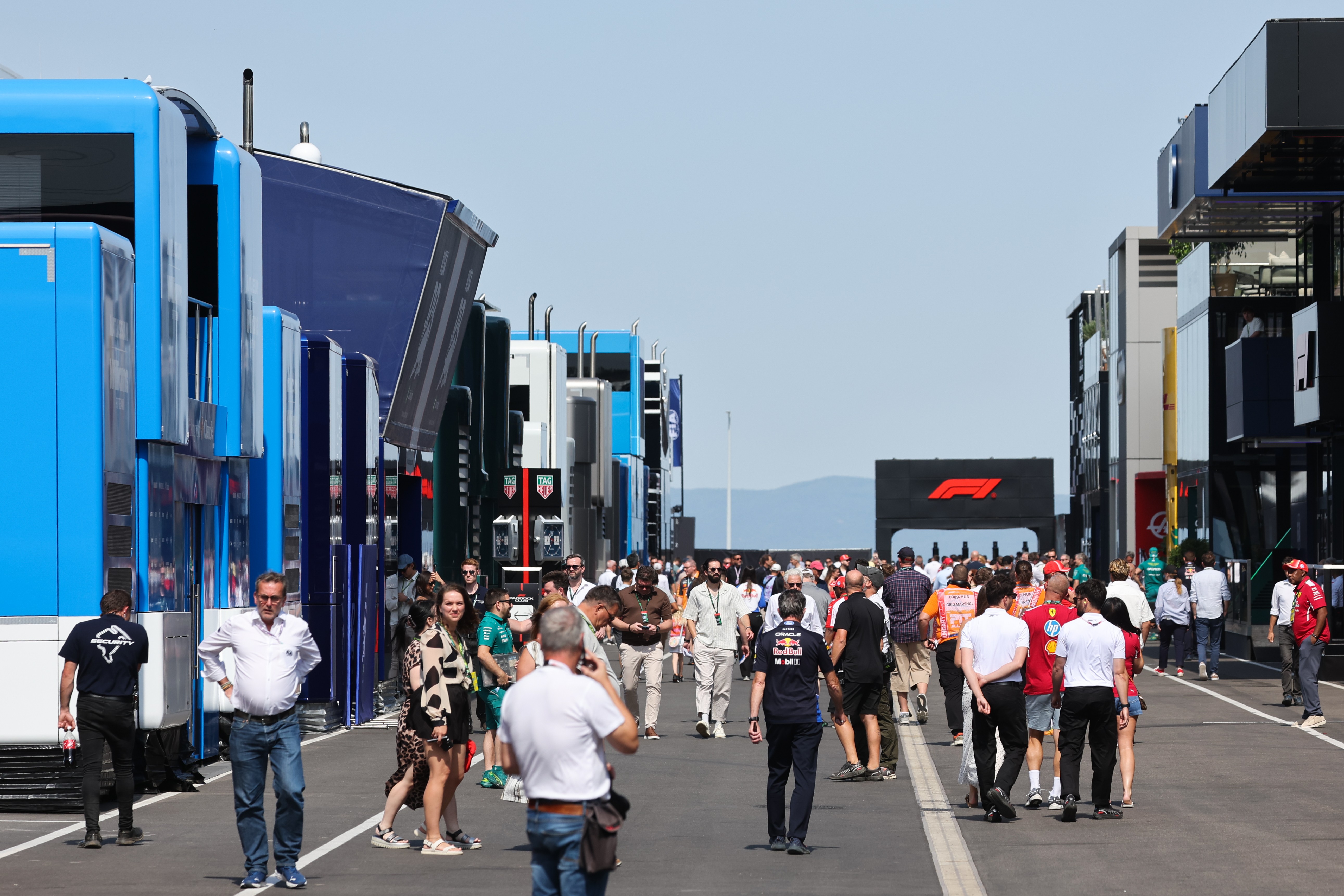 "Rua" mais cara do mundo: como são luxuosos motorhomes da F1