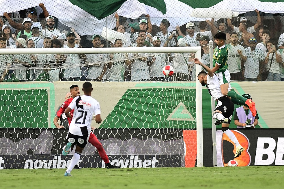 Flaco López desvia para fazer o primeiro gol do Palmeiras sobre a Ponte — Foto: Marcos Ribolli