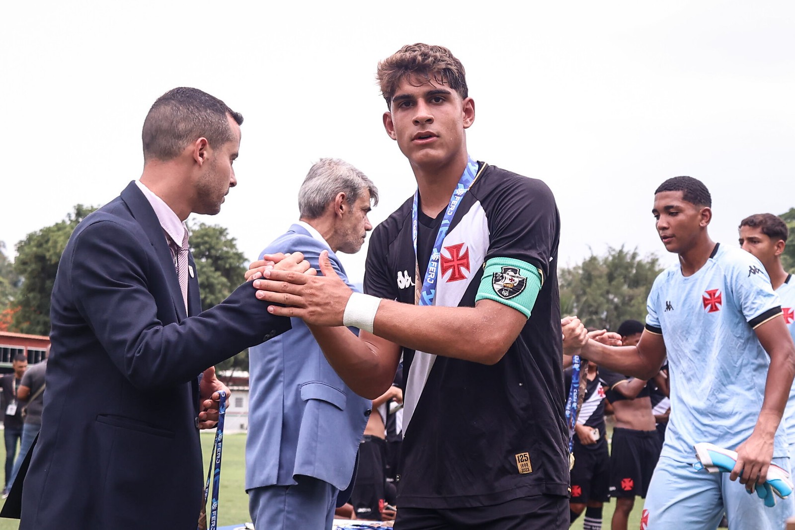 Diniz promove testes no Vasco e usa 11 jogadores da base em treinamentos