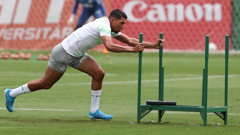 Rony durante treino de força no Palmeiras — Foto: Cesar Greco