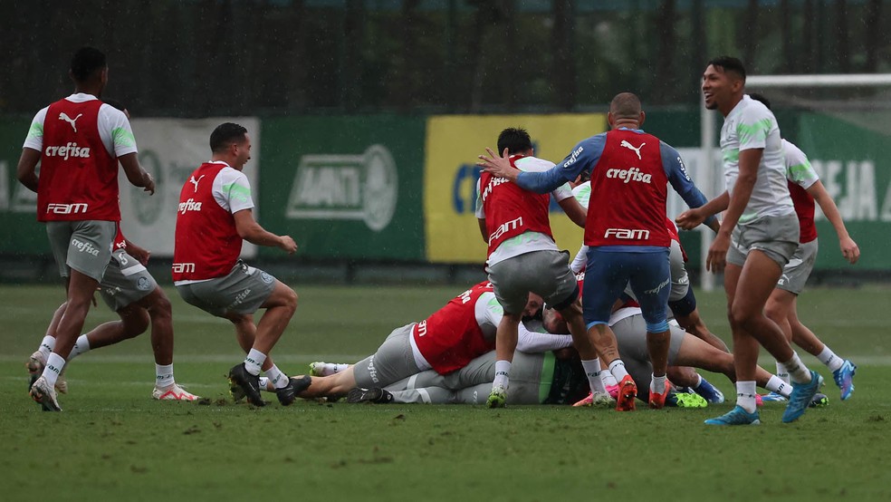 Jogadores do Palmeiras fazem montinho em Abel durante treino — Foto: Cesar Greco
