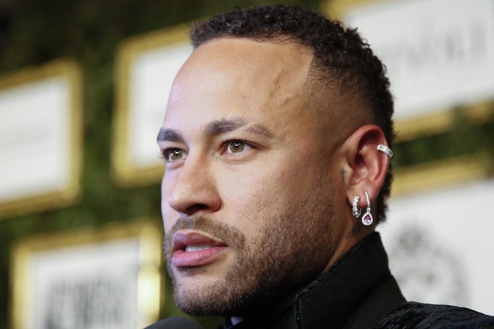 Neymar se despede de torcedores do Al-Hilal — Foto: AFP