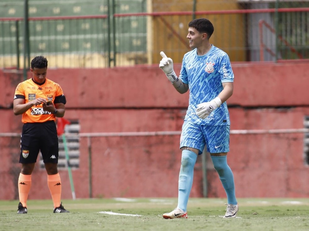 Arthur comemora defesa de pênalti em Corinthians x Palmeiras pelo Paulista sub-17 — Foto: Rodrigo Gazzanel/Agência Corinthians