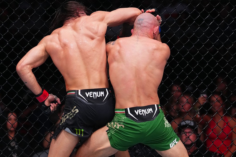 Cotovelada giratória de Diego Lopes abriu caminho para a vitória — Foto: Cooper Neill/Zuffa LLC via Getty Images