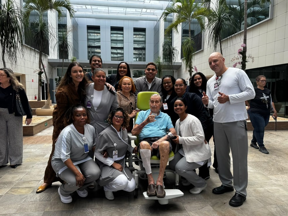 Parreira recebe alta de hospital no Rio de Janeiro — Foto: Larissa Ramos/ge