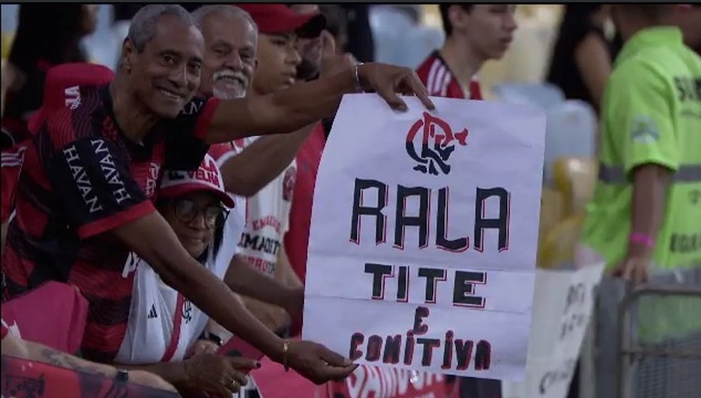 Protesto contra Tite em Flamengo x Athletico — Foto: Reprodução