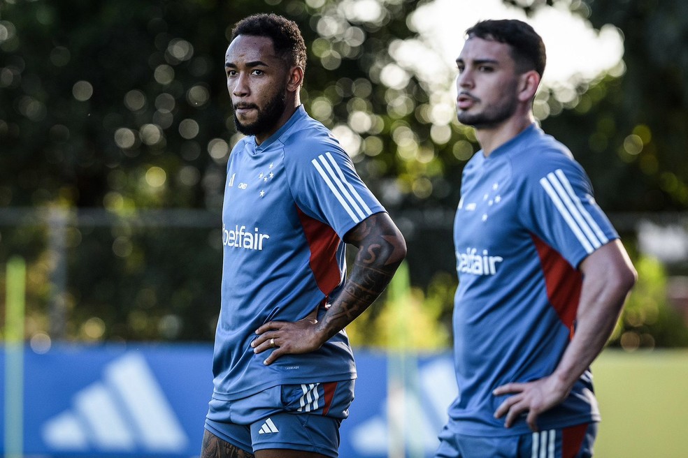 Rafa Silva e Peralta já trabalham com o elenco — Foto: Gustavo Aleixo/Cruzeiro