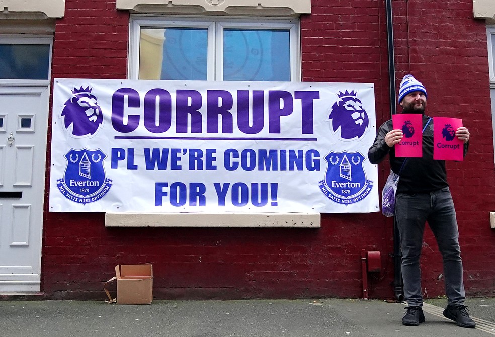 Protesto da torcida do Everton após a punição da Premier League: clube pode ser sancionado pela segunda vez — Foto: Getty Images
