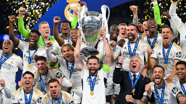 Nacho Fernndez levanta a taa da Liga dos Campees