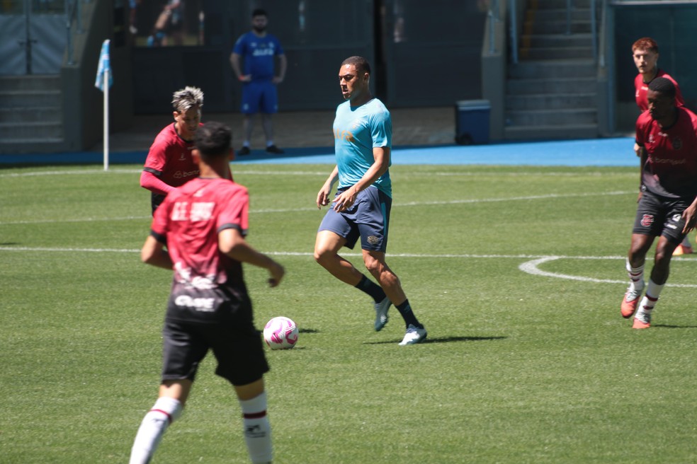 Carlos Vinicius, que sentiu a coxa no Gre-Nal de 21 de setembro, voltou a atuar em jogo-treino — Foto: Rafael Favero / ge.globo