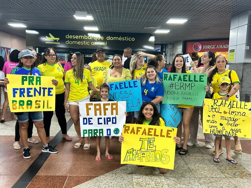 Familiares e amigos de Rafaelle na chegada da seleção feminina a Salvador, no último domingo — Foto: Gabrielle Gomes