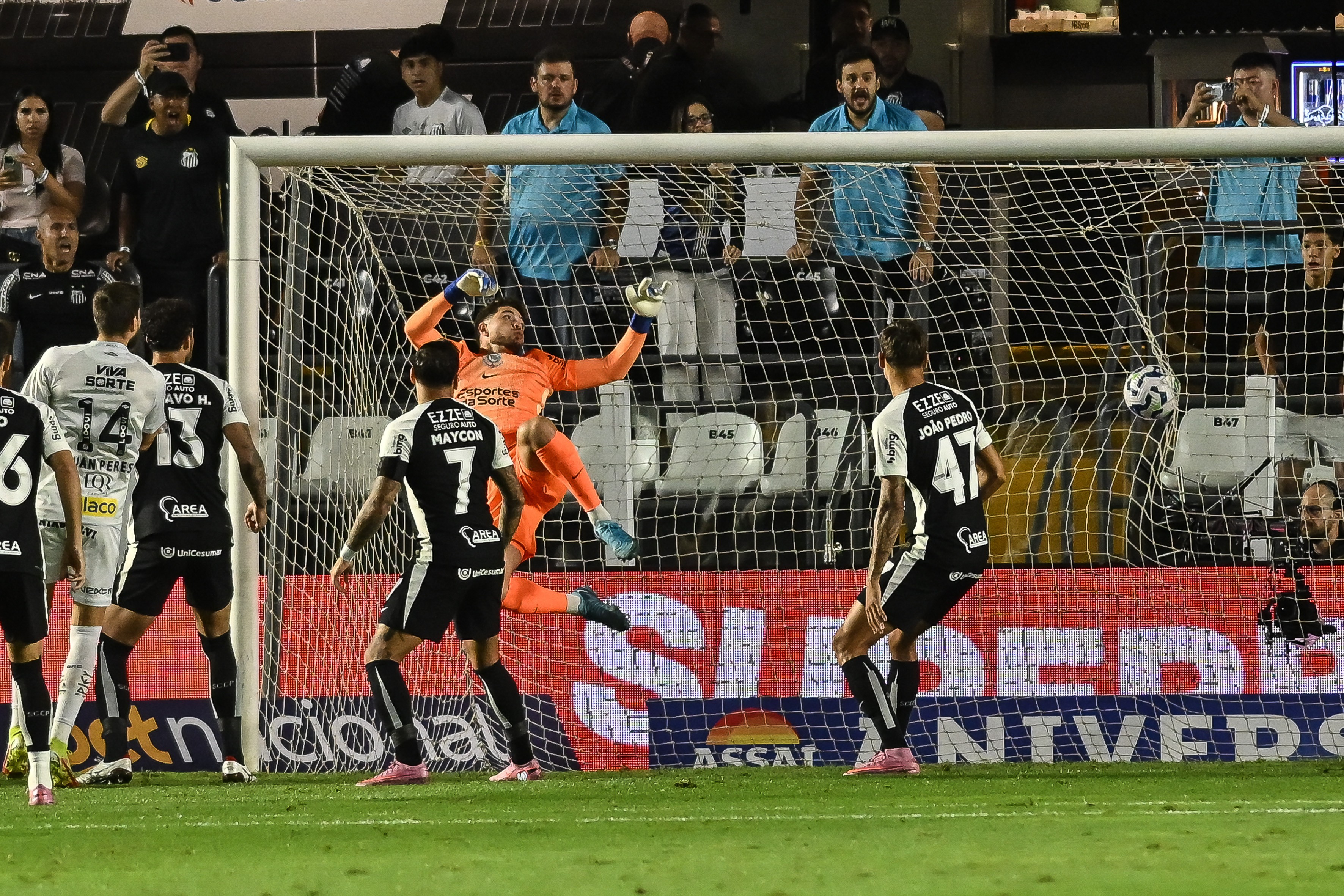 Análise: Corinthians joga em baixa rotação, é amassado pelo Santos e preocupa para reta final do ano