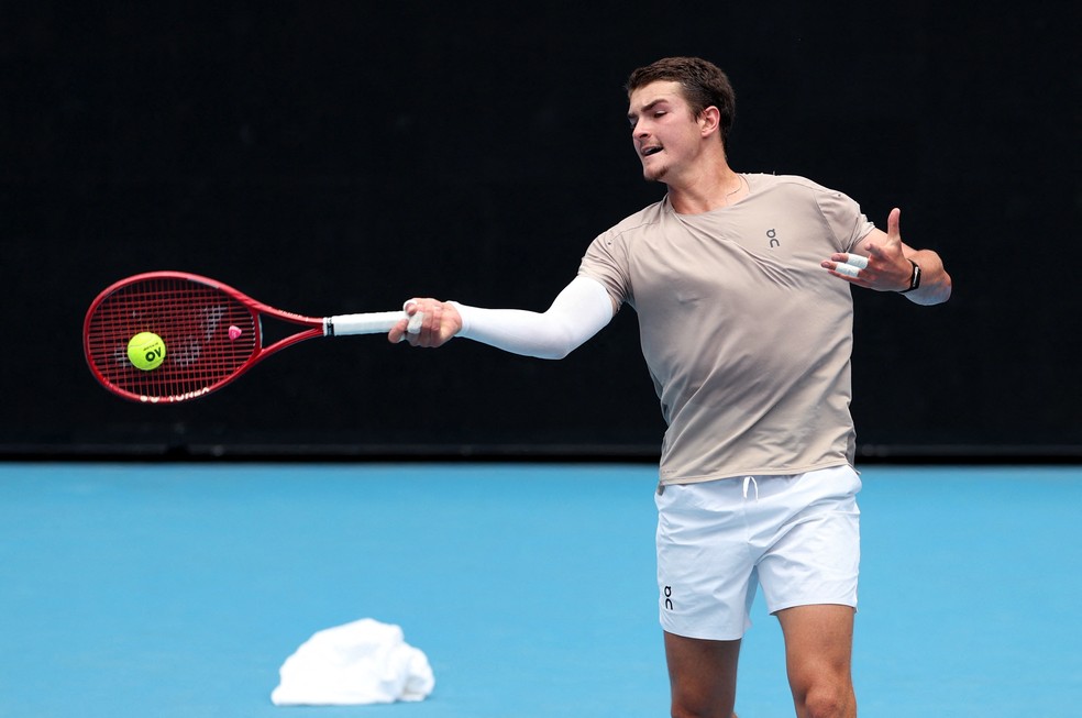João Fonseca treina em Melbourne — Foto: REUTERS/Edgar Su