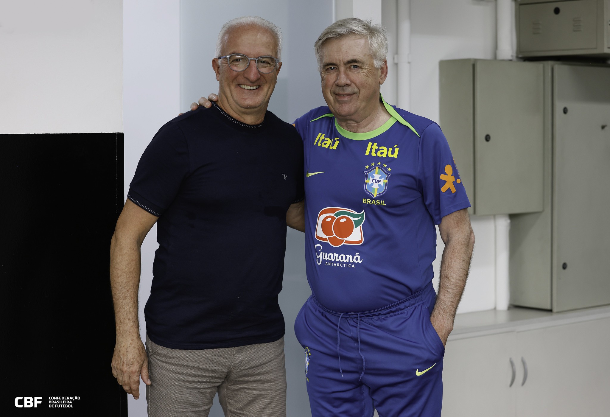 Dorival reencontra Seleção e conversa com Ancelotti no CT do Corinthians