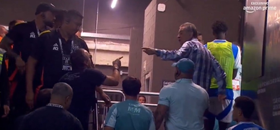 Cuca e Paulo Pelaipe discutem após Atlético-MG x Cruzeiro — Foto: Reprodução/ Amazon Prime