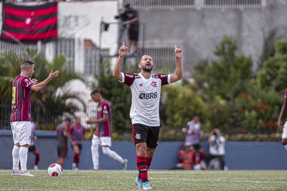Titulares do Flamengo ficam no 0 x 0 com o Madureira em Cariacica-ES