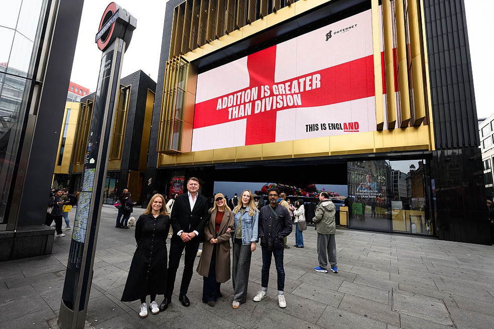 Campanha promovida em Londres usa bandeira da Inglaterra e prega uni&atilde;o das pessoas &mdash; Foto: Getty Images