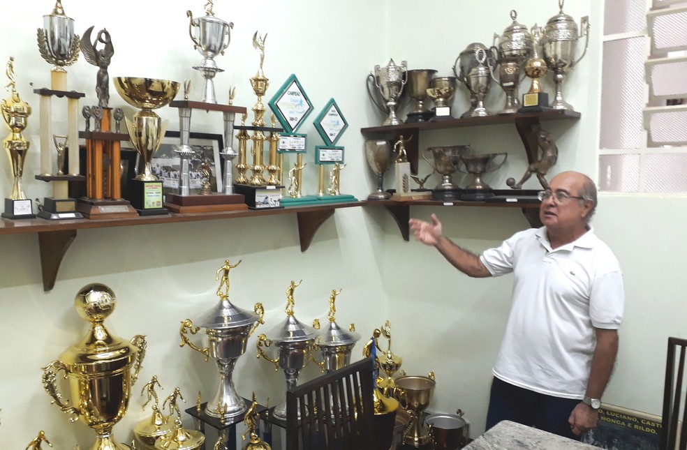 O historiador e jornalista de São João da Boa Vista Antonio Carlos Nogueira de Oliveira na sala de troféus do Palmeiras  — Foto: Carlos Alciati Neto