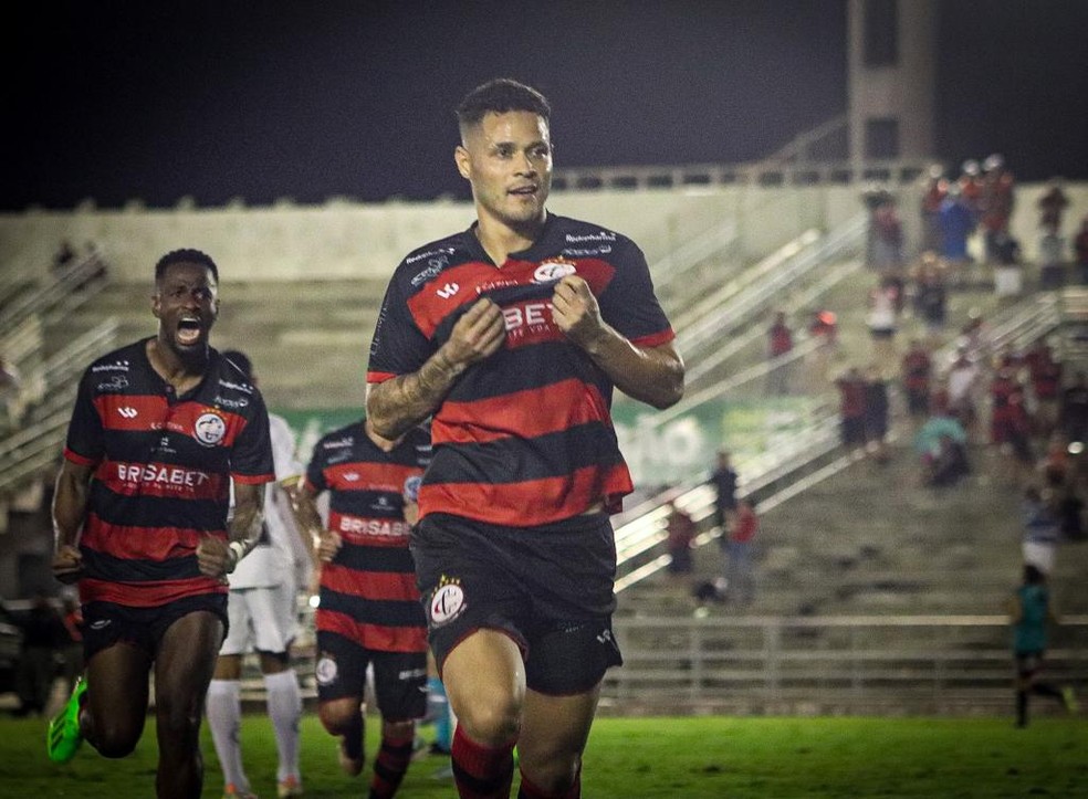 Gilvan comemorando gol na partida contra o Globo FC — Foto: Samy Oliveira / Campinense 