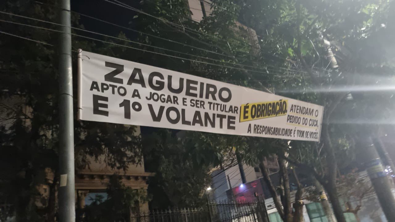 Faixas pedem contratações e criticam a SAF na sede