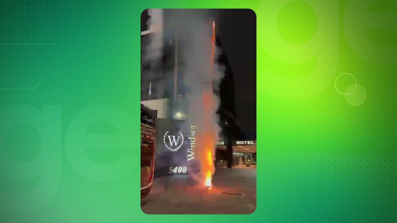 Torcedores do Botafogo fazem foguetório em frente ao hotel do Athletico-PR