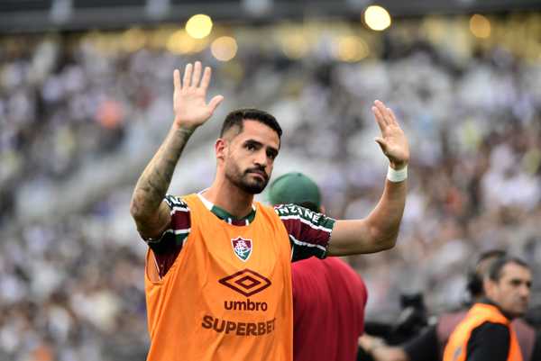 Renato Augusto recebe aplausos em reencontro com Corinthians após ausência de despedida.