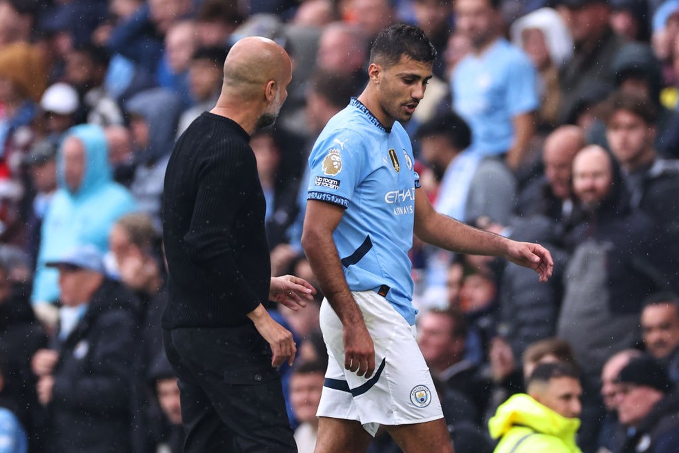 Guardiola conversa com Rodri, que saiu lesionado em Manchester City x Arsenal — Foto: Getty Images