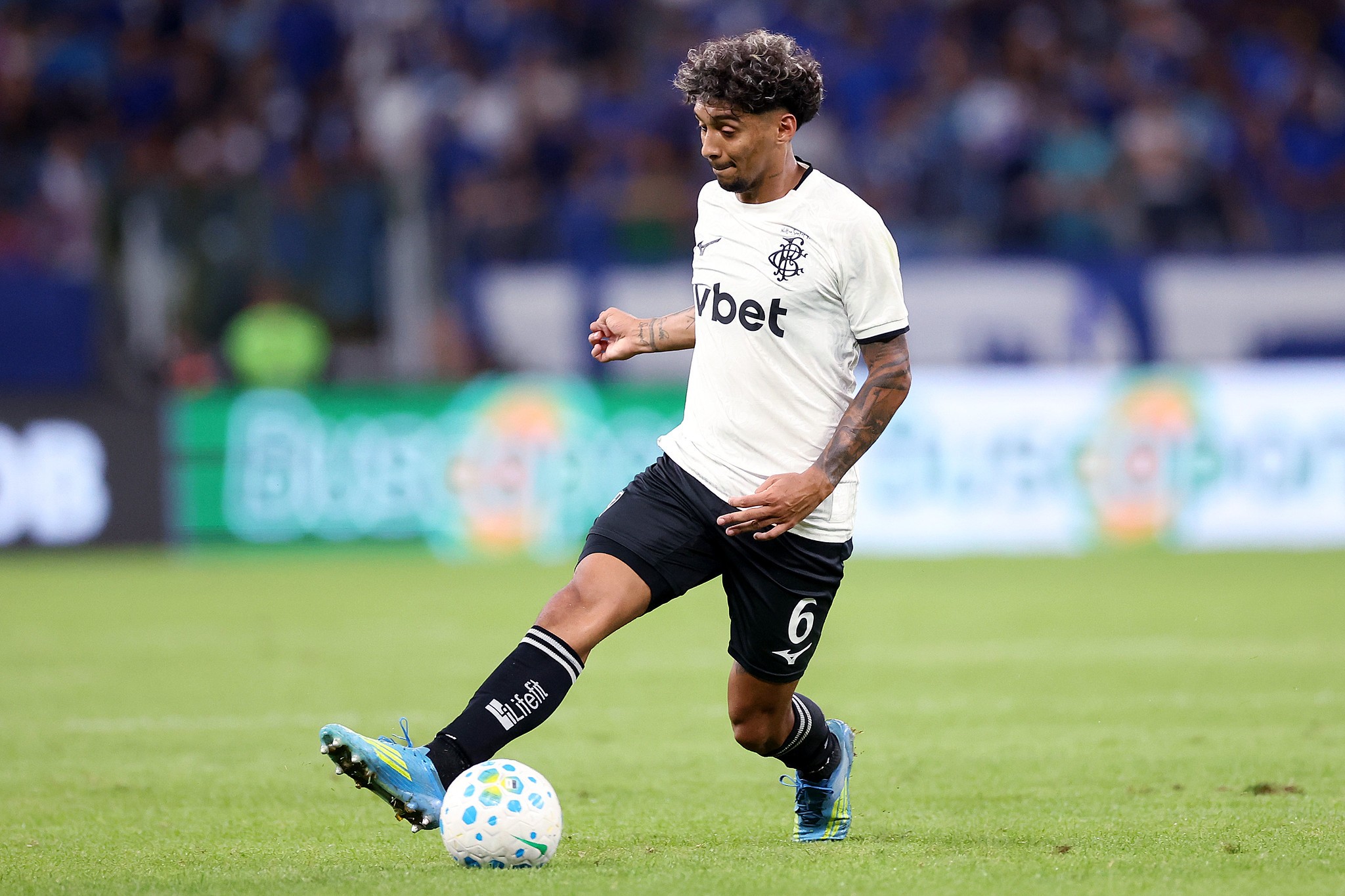 Medina retorna, e Ziyech pode enfrentar Mirassol; Matheus Martins segue como baixa no Botafogo