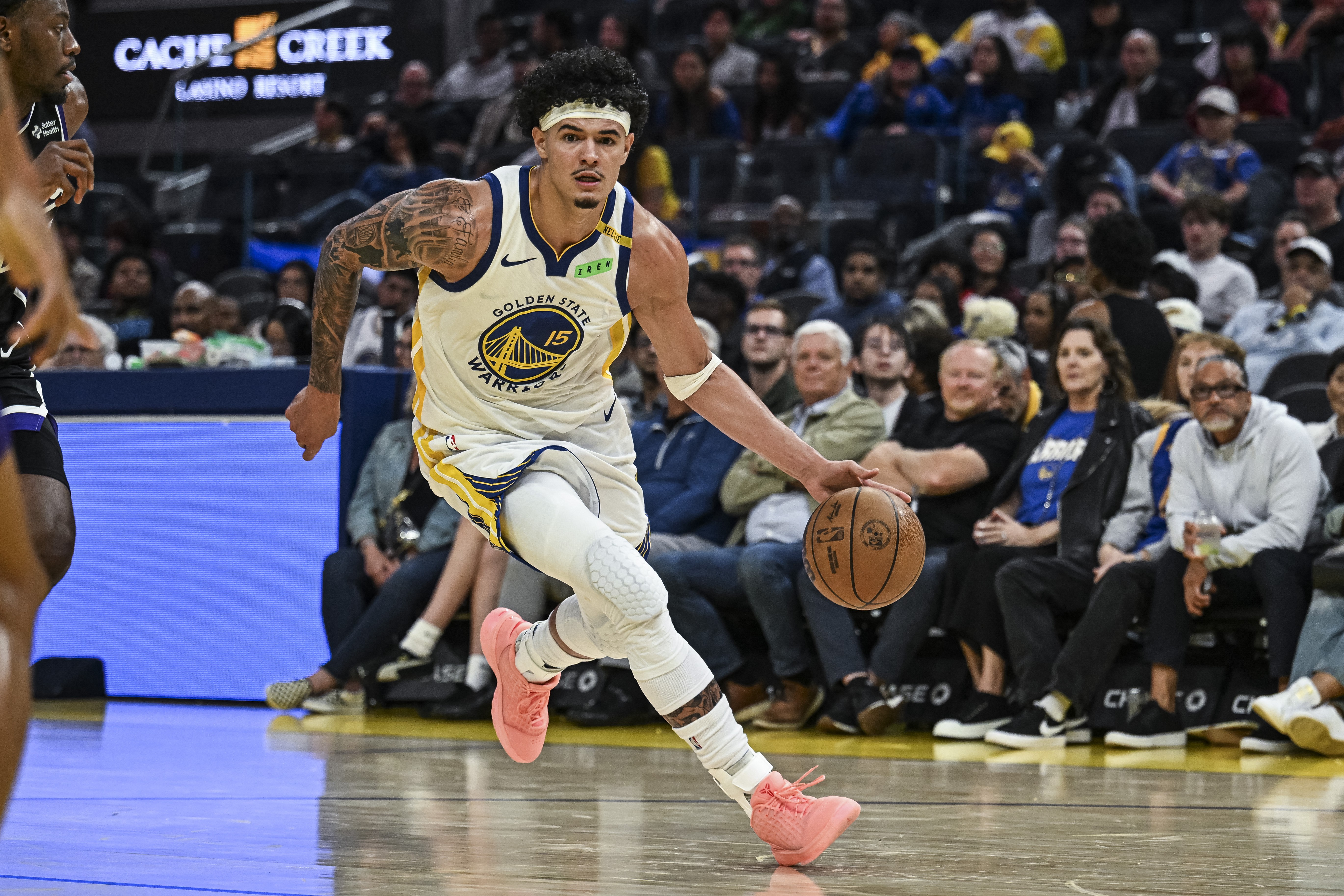 Gui Santos brilha nas jogadas, faz 15 pontos na vitória dos Warriors e recebe aplausos de Curry; veja